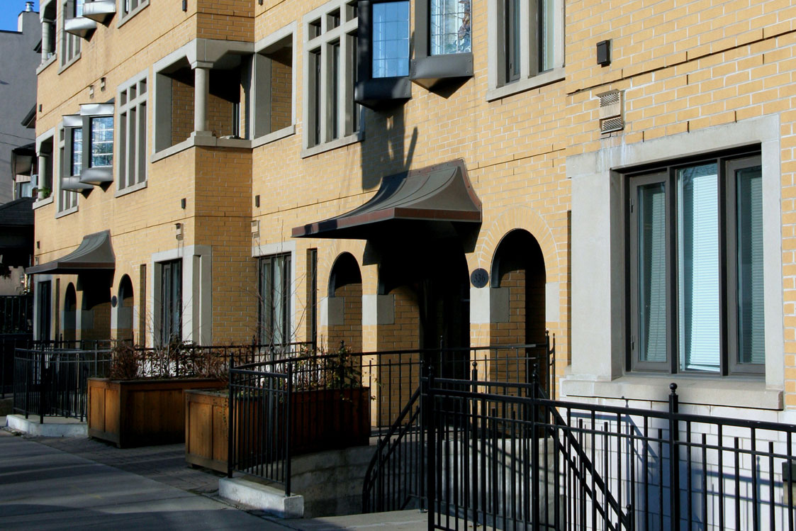 A photo of an appartment building.